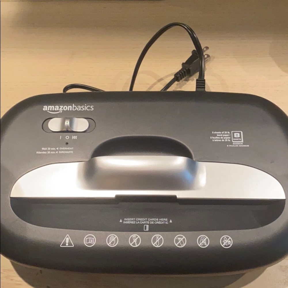 Amazon Basics Paper Shredder